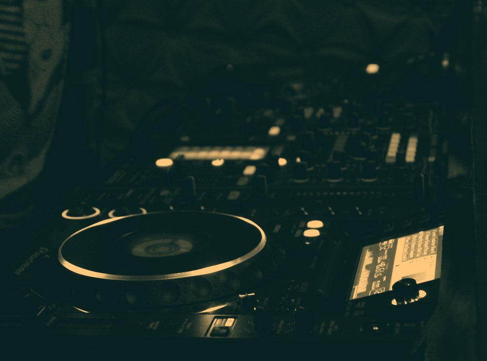 Turntables in the dark